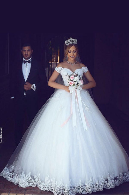 Elegant White Sweetheart Wedding Dresses Adorned With Lace