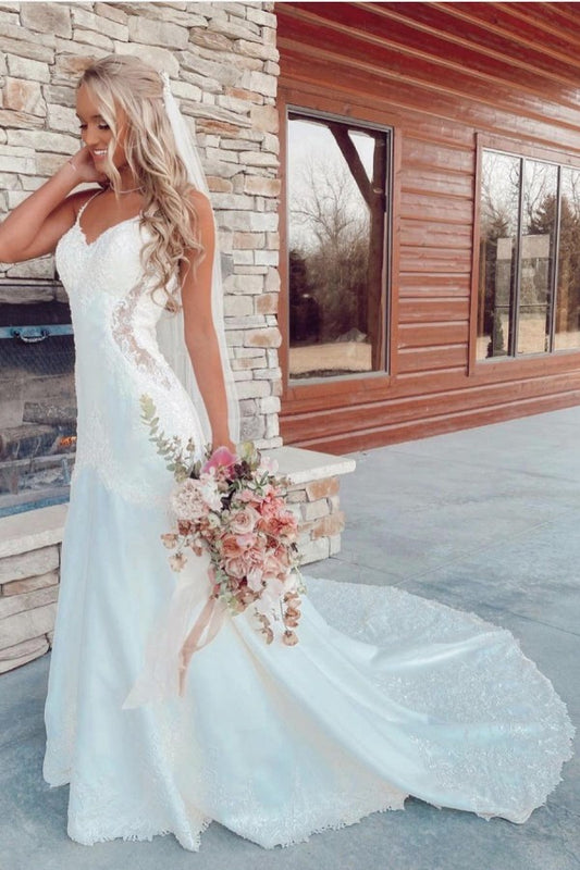 Mermaid-style V-neck Wedding Gown with Elegant Spaghetti Straps and Floor-length Lace Appliques