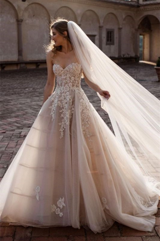 Princess Wedding Dress in Tulle with Sweetheart Neckline and Lace Appliques