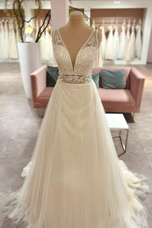Elegant Sweetheart A-Line Wedding Gown in Tulle with Lace Appliques