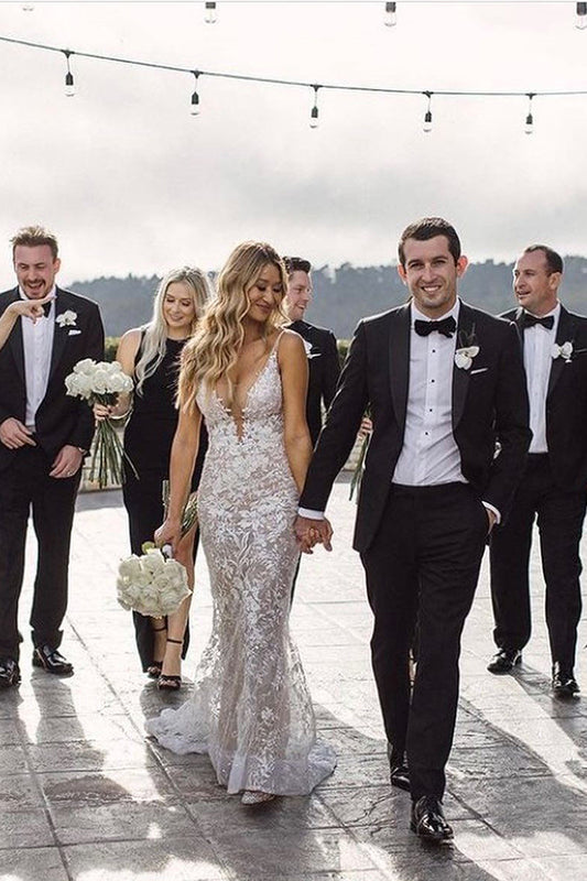 Elegant Mermaid Wedding Gown with Lace V-Neck and Spaghetti Straps