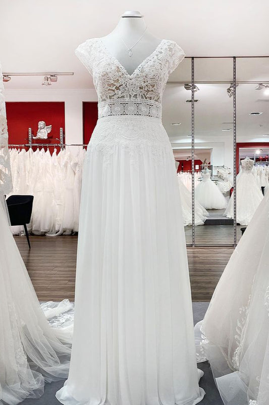 Elegant A-line V-neck Wedding Gown in Tulle with Lace Appliques