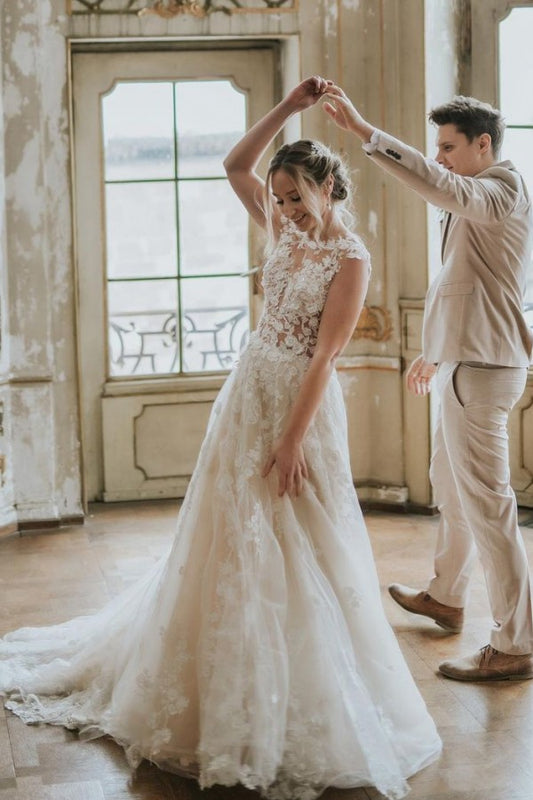 Elegant Boho A-line Wedding Gown in Tulle with Lace Appliques