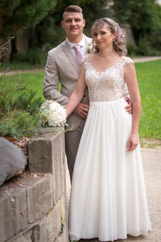 Elegant A-line Floor-length Wedding Gown in Chiffon with Lace Appliques