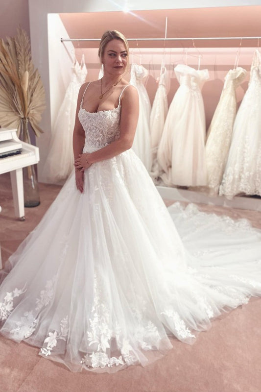 Elegant Strapless A-line Wedding Gown with Spaghetti Straps and Lace Appliques