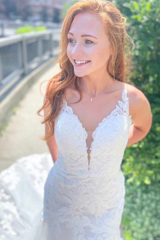 Elegant Sweetheart Spaghetti Straps Backless Tulle Mermaid Bridal Gown with Lace Appliques