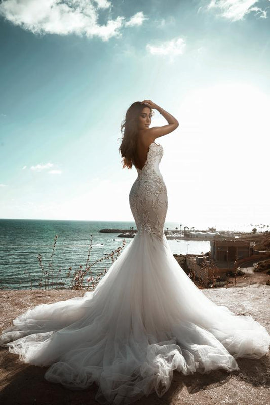 Elegant Sweetheart Meramid Wedding Gown in Tulle with Backless Lace Appliques