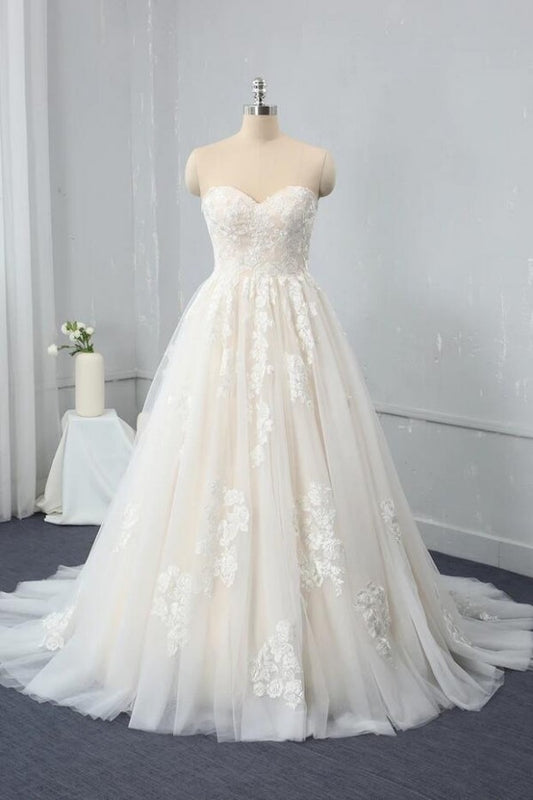 Elegant Sweetheart A-Line Wedding Gown with Backless Design and Tulle Lace Appliques