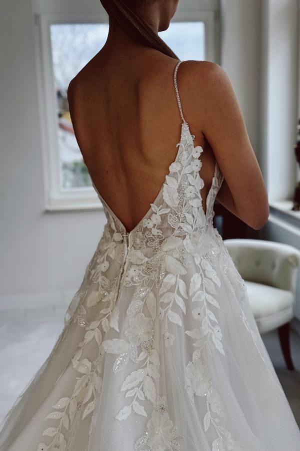 RjerStore A Line Spaghetti Straps V-Neck Backless Tulle Applique Prom Dresses