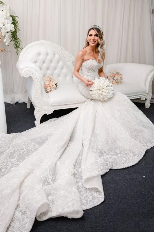 Elegant Backless Mermaid Wedding Gown with Sweetheart Neckline and Lace Appliques