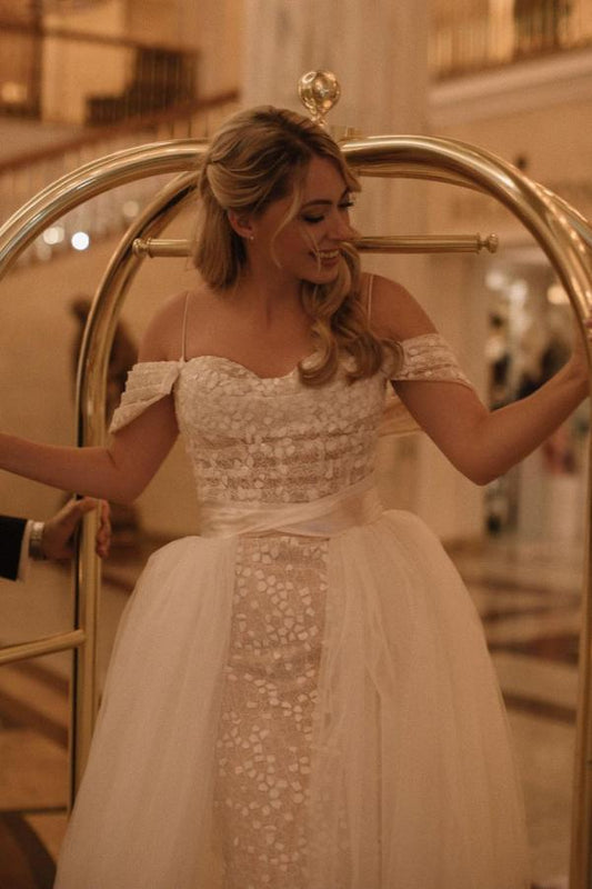 Elegant Off-The-Shoulder Mermaid Wedding Gown with Detachable Tulle Train