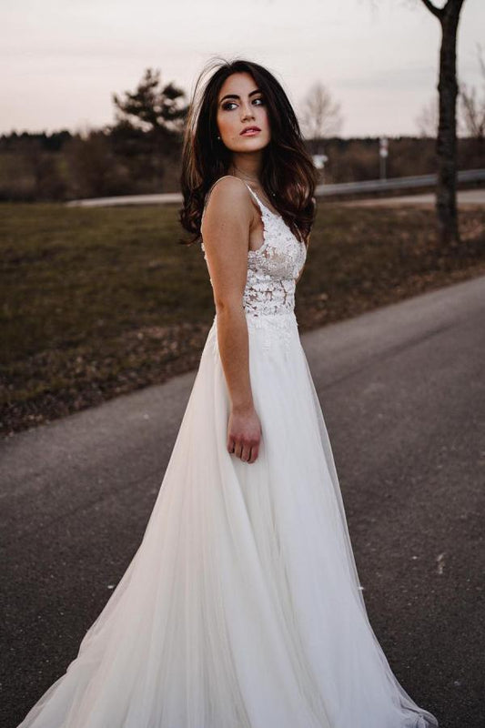 Elegant A-line V-neck Tulle Wedding Dress with Appliques
