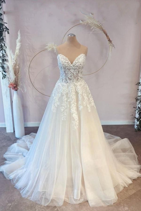 Elegant Sweetheart A-line Tulle Gown with Lace Details