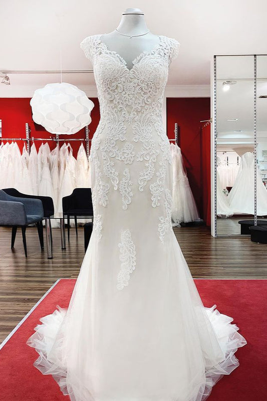 Elegant Open-Back Mermaid Wedding Dress with Sweetheart Neckline and Lace Appliques