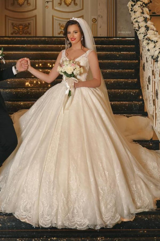 Elegant V-neck Tulle Wedding Ball Gown Featuring Lace Appliques
