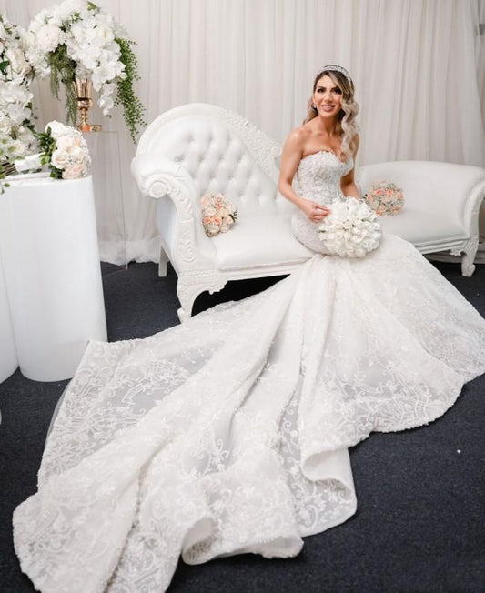 Elegant Backless Mermaid Wedding Gown with Sweetheart Neckline and Lace Appliques