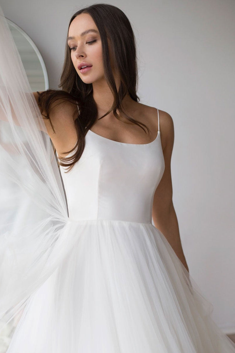 Long Wedding Dress with Spaghetti Straps in Tule