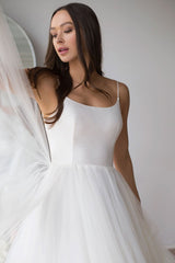 Long Wedding Dress with Spaghetti Straps in Tule