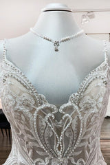 Elegant V-neck Spaghetti-Strap Tulle Ball Gown Bridal Dress Featuring Lace Ruffles