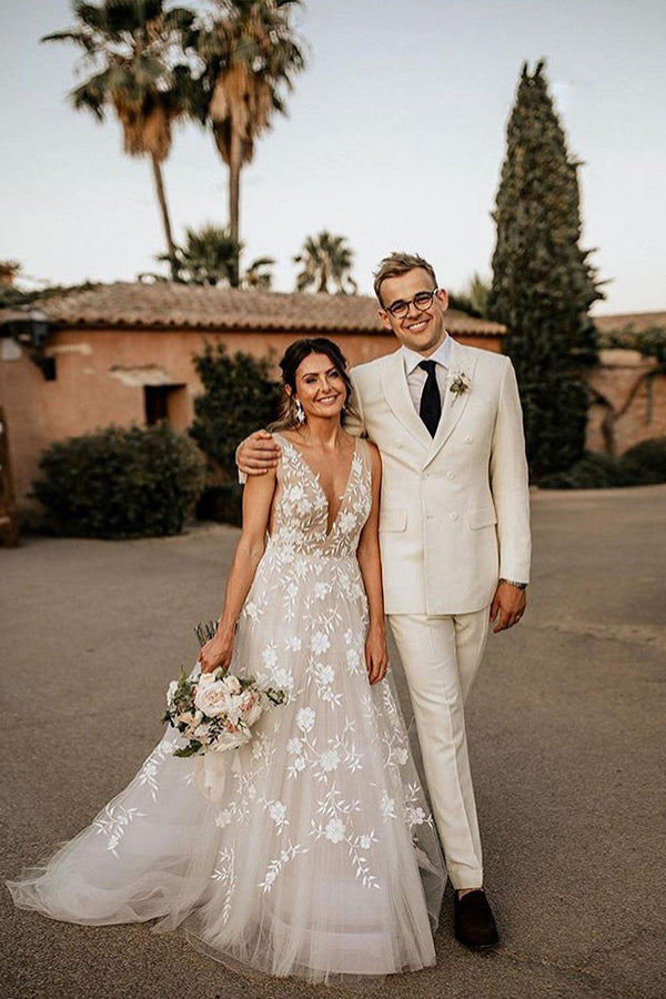A-Line Vintage V-neck Wedding Dress Featuring Straps and Appliques