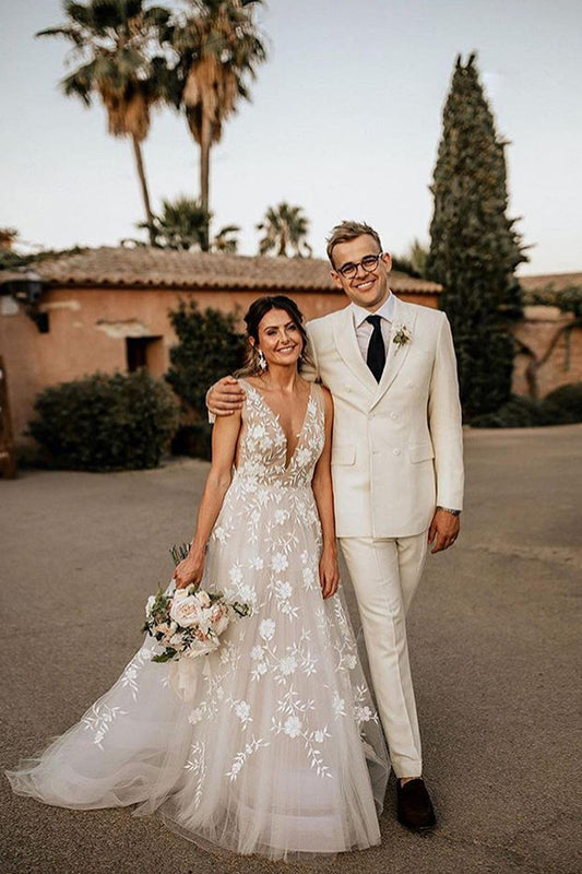 A-Line Vintage V-neck Wedding Dress Featuring Straps and Appliques