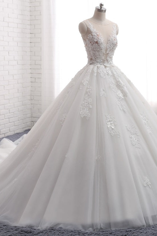 Elegant Sleeveless Tulle Wedding Dress with Lace Appliques and Train