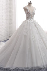 Elegant Sleeveless Tulle Wedding Dress with Lace Appliques and Train