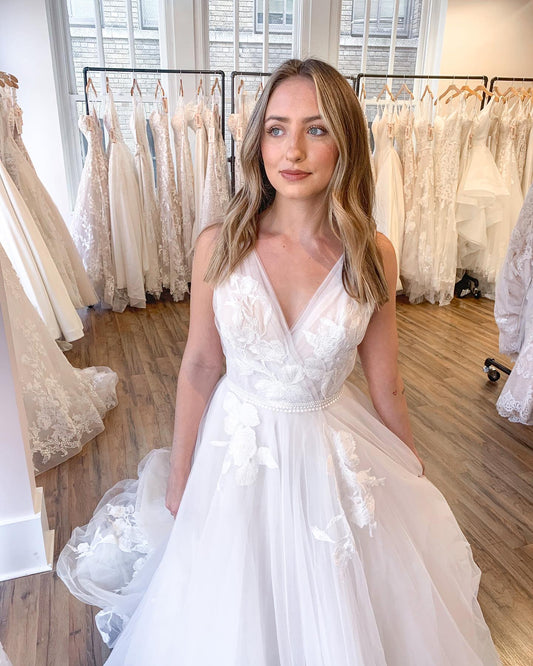 Sleeveless V-neck A-line Wedding Dress in Elegant Tulle with Lace Appliques