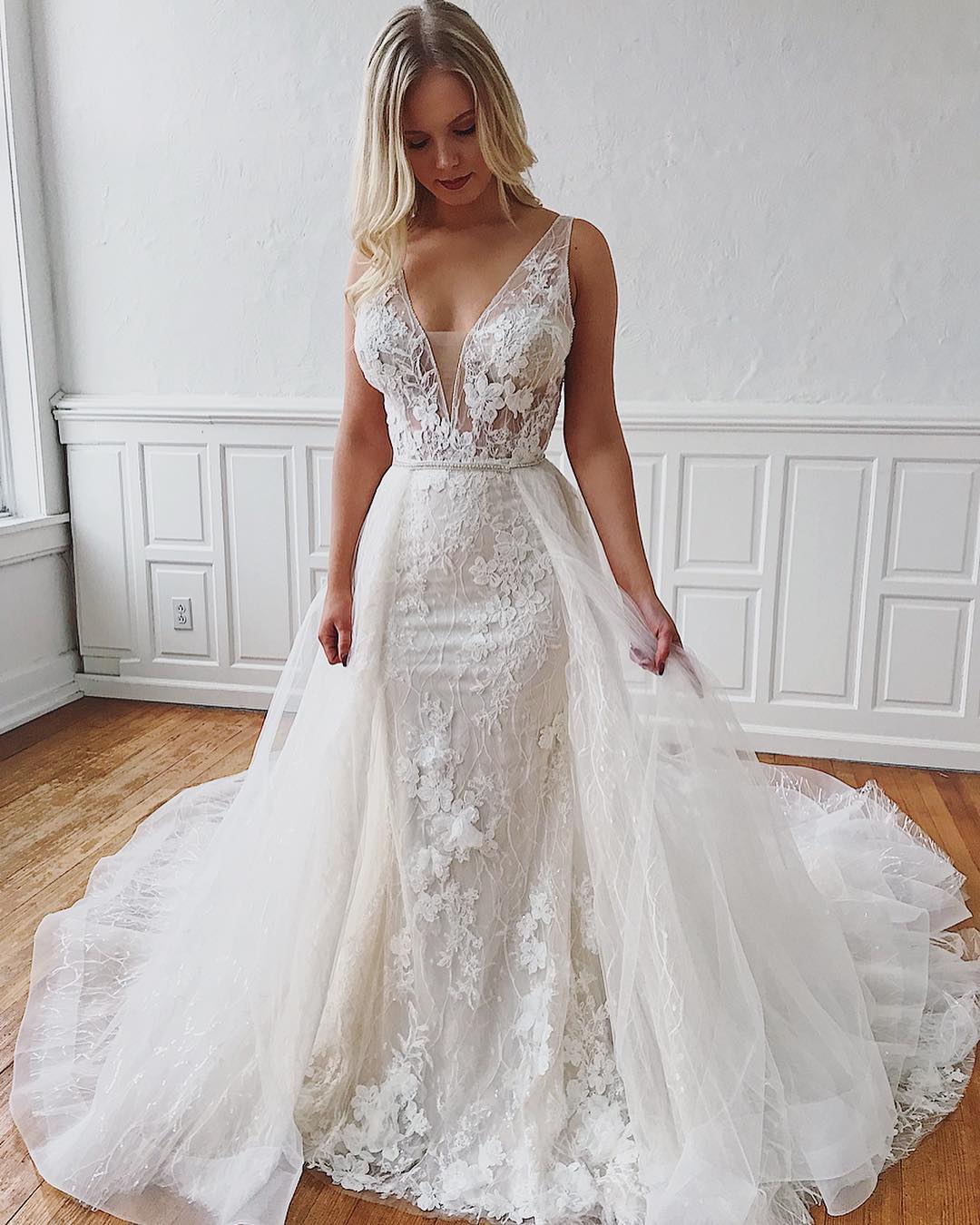 Elegant V-Neck Mermaid Wedding Gown with Detachable Lace Straps