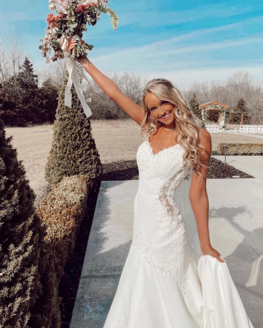 Mermaid-style V-neck Wedding Gown with Elegant Spaghetti Straps and Floor-length Lace Appliques