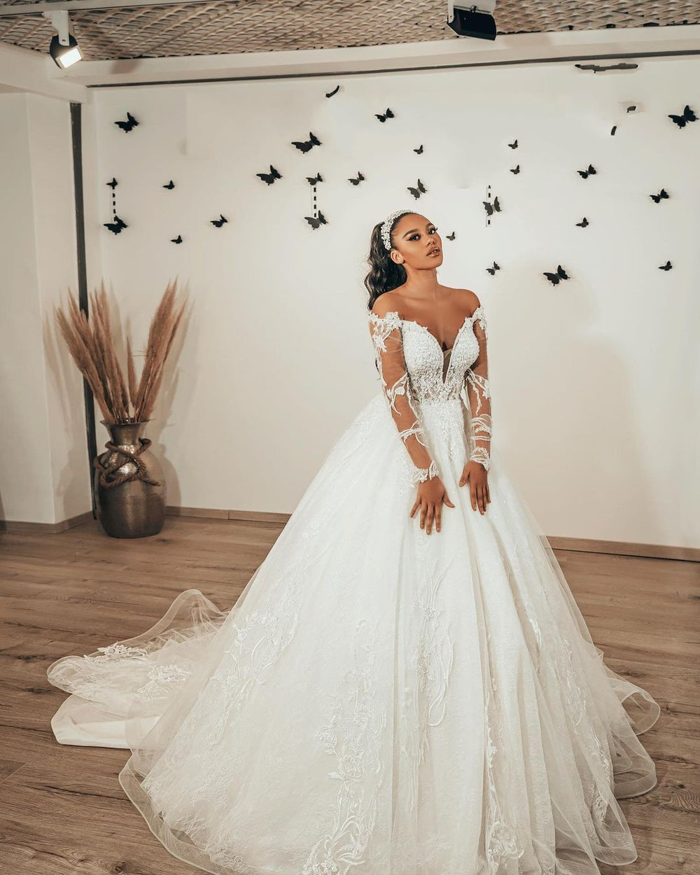 Elegant Sweetheart A-Line Wedding Gown with Long Sleeves, Tulle, and Lace Appliques