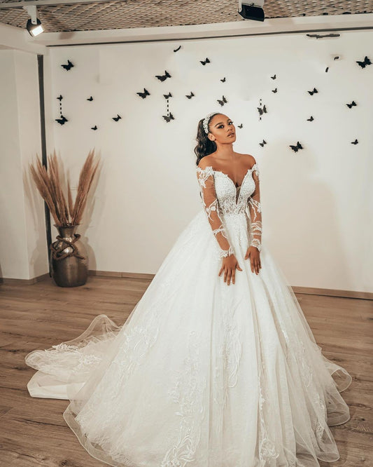 Elegant Sweetheart A-Line Wedding Gown with Long Sleeves, Tulle, and Lace Appliques