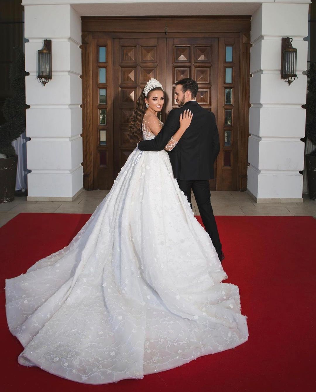Elegant Long Sweetheart Ball Gown Wedding Dress with Beaded Sleeves