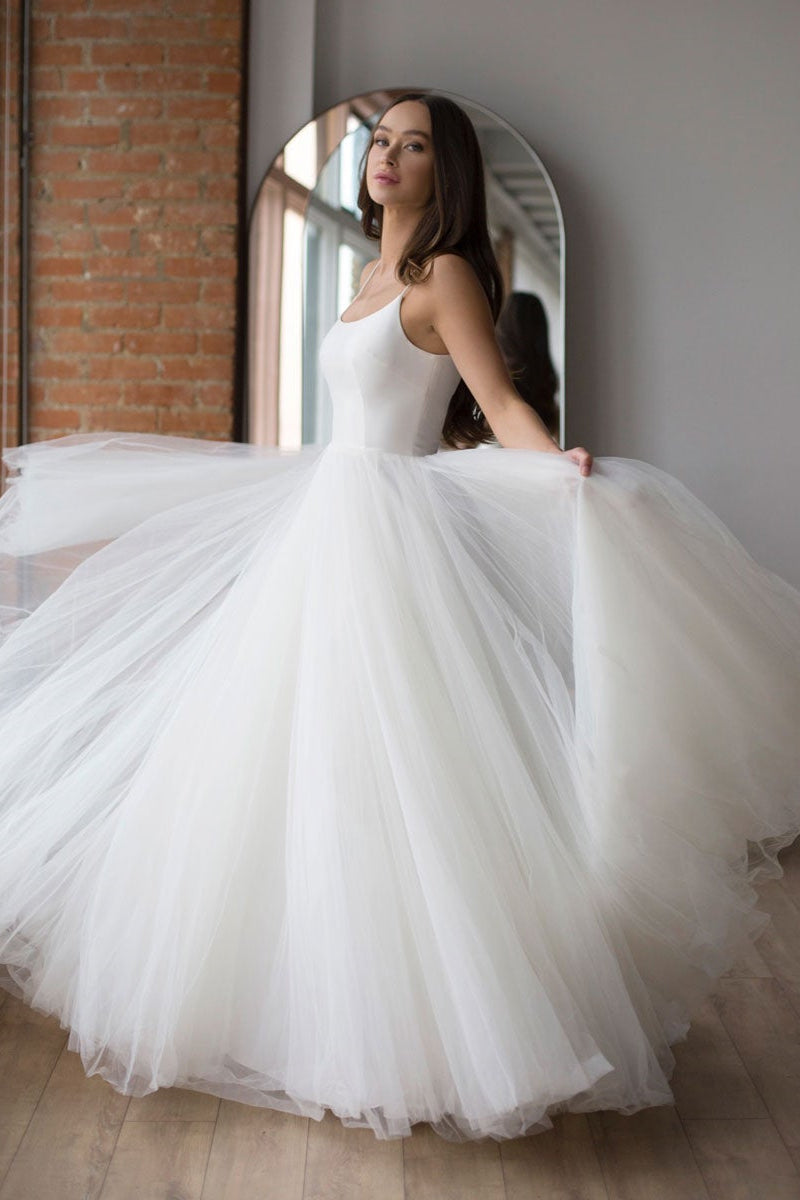 Long Wedding Dress with Spaghetti Straps in Tule