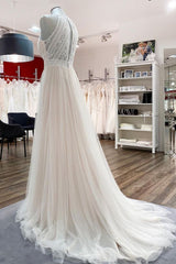 Elegant Backless A-line Wedding Gown with Tulle Lace and Halter Neckline