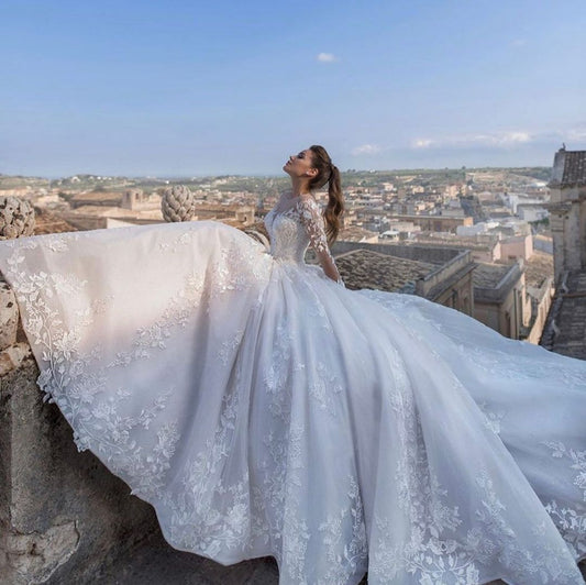 Elegant Sweetheart Princess Wedding Dress with Floral Lace Appliques and Long Sleeves