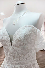 Elegant Off-the-shoulder A-line Wedding Dress in Tulle Lace with Appliques