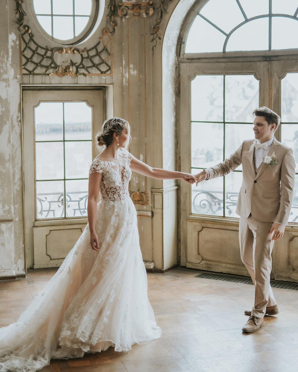 Elegant Boho A-line Wedding Gown in Tulle with Lace Appliques