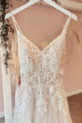 Sweetheart A-Line Wedding Dress with Pretty Spaghetti Straps and Appliques Lace in Tulle