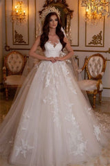 Sweetheart Ball Gown Wedding Dress in Tulle Featuring Flower Embroidery