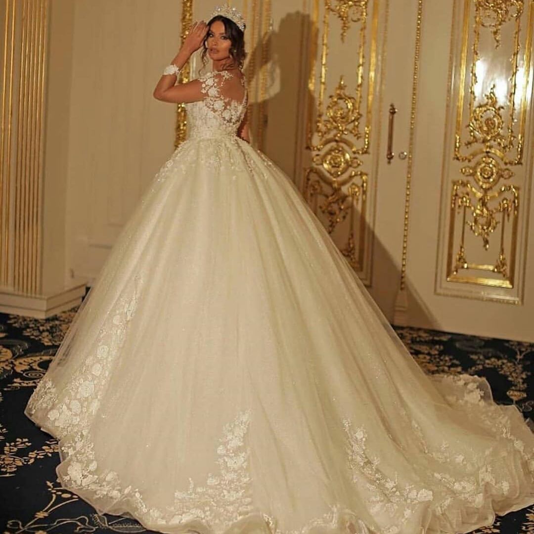 Sweetheart Wedding Dress with Romantic Long Sleeves and Floor-length Tulle Lace Appliques