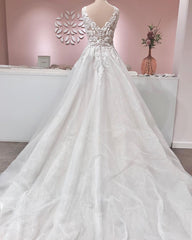 Elegant A-line Wedding Dress with Backless Ruffles and Deep V-neck in Tulle and Lace Appliques