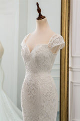 Elegant Sweetheart Mermaid Gown with Modern Lace and Cap-Sleeves