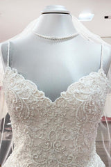 Elegant A-line Wedding Gown with Sweetheart Neckline and Tulle Lace Details