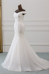 Elegant Mermaid Bridal Gown with Off-The-Shoulder Tulle Lace