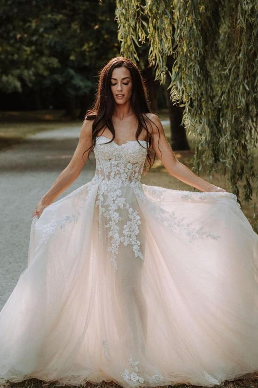 Elegant Sweetheart Lace A-Line Wedding Gown with Modest Backless Design