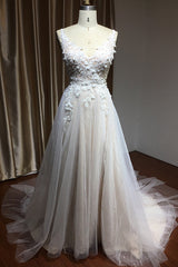 Elegant Backless A-line Wedding Dress with Floral Appliques and Chic Straps