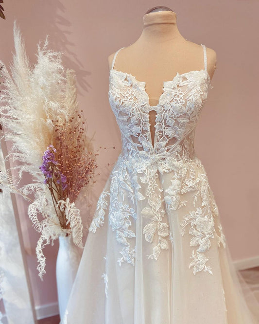 Elegant A-line Wedding Gown with Spaghetti Straps and Lace Appliques in Tulle