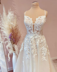 Elegant A-line Wedding Gown with Spaghetti Straps and Lace Appliques in Tulle