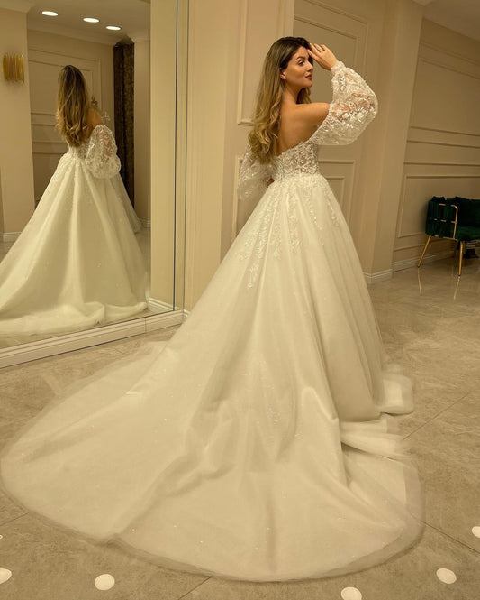 Elegant Sweetheart A-Line Wedding Dress with Backless Design and Lace Appliques